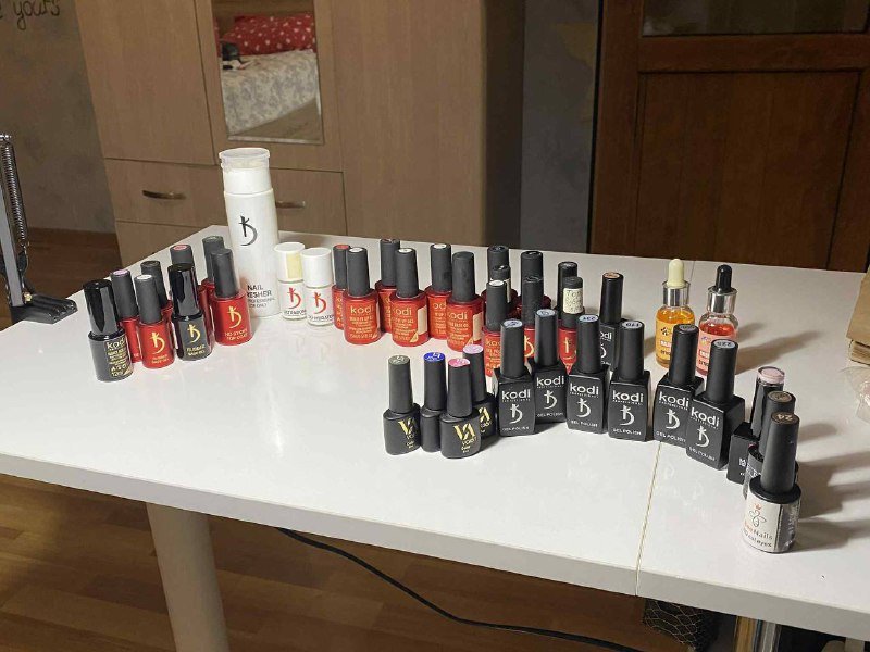 Набор для ногтей с лаковыми покрытиями и инструментами 3