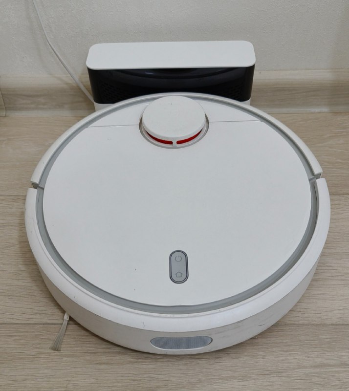 Ikea becant desk, Braun blender, Harman speakers, Huawei monitor, Xiaomi vacuum, cosmetic fridge 4