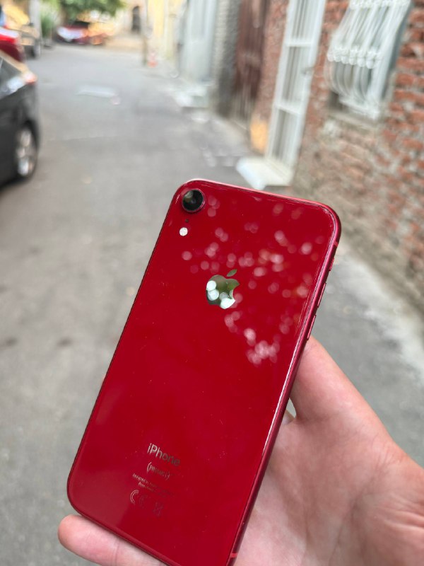 iPhone XR красного цвета 3