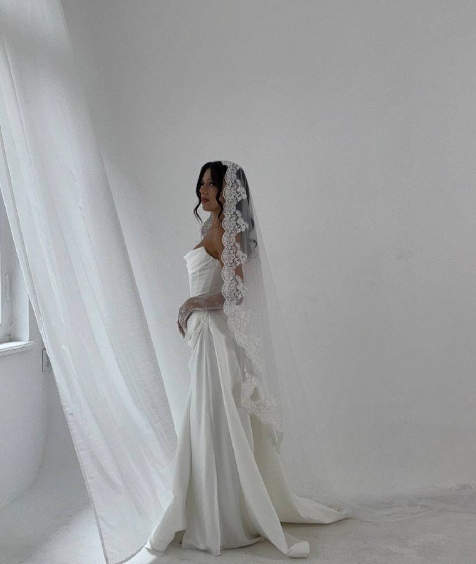 атласное свадебное платье с фатой 5