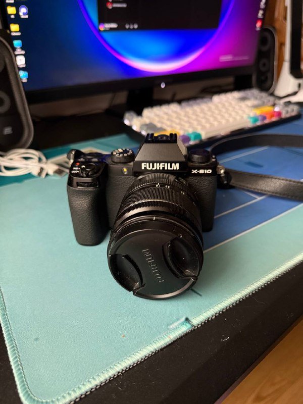 Фотоаппарат Fujifilm X-S10 с объективом и вспышкой