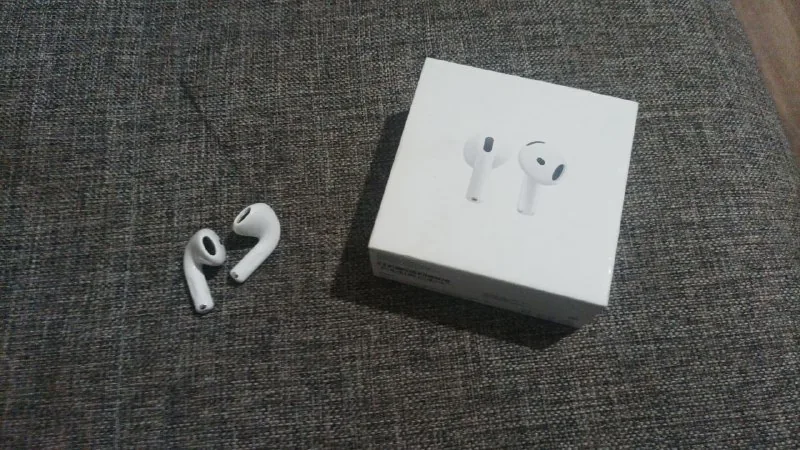 AirPods 4 без кейса