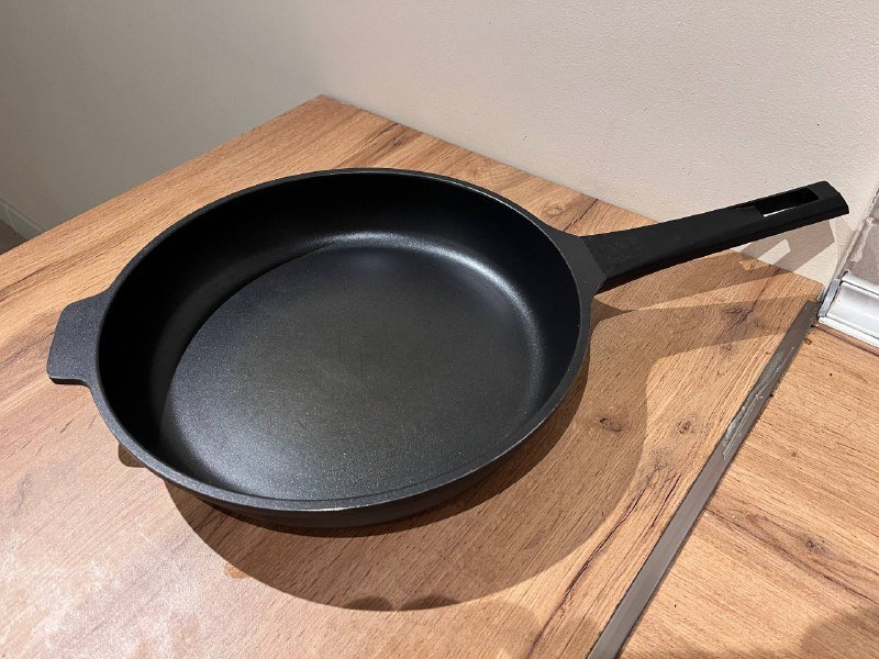 Глубокая сковородка, книга, креатин моногидрат, шейкер