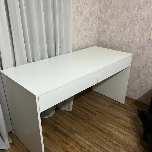 Белый компьютерный стол