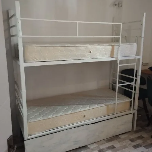 Двухъярусная кровать с матрасами