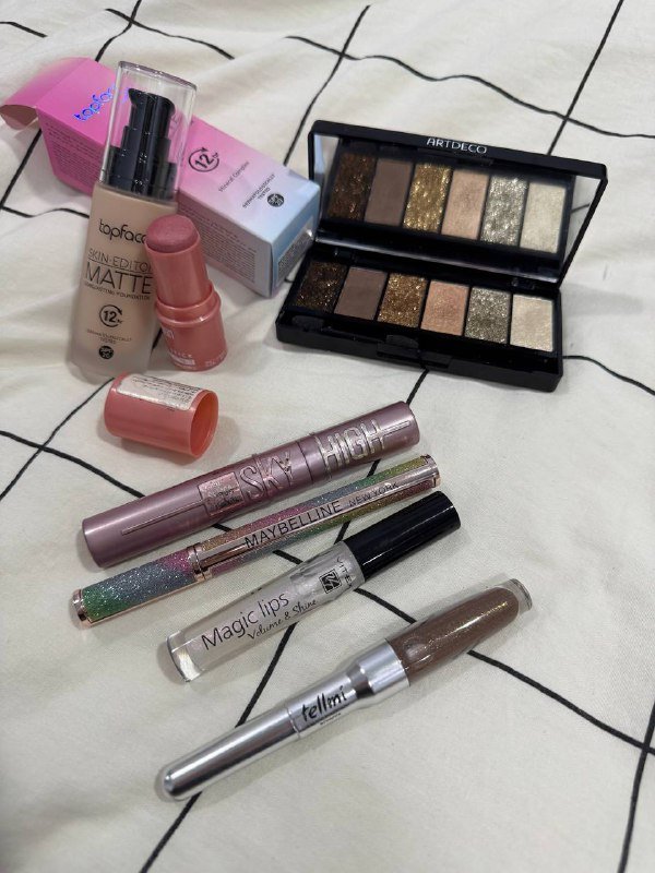 Косметика: тональный крем, помада, тени, тушь, карандаши