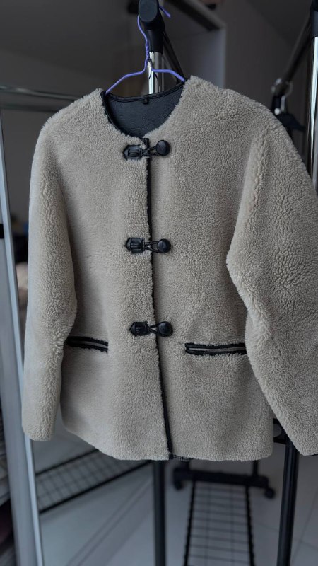 Пальто, косуха, босоножки Calvin Klein, куртка, платья, дубленки, сумки 6