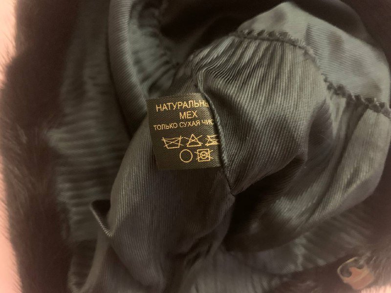 Черная шапка из натурального меха 3