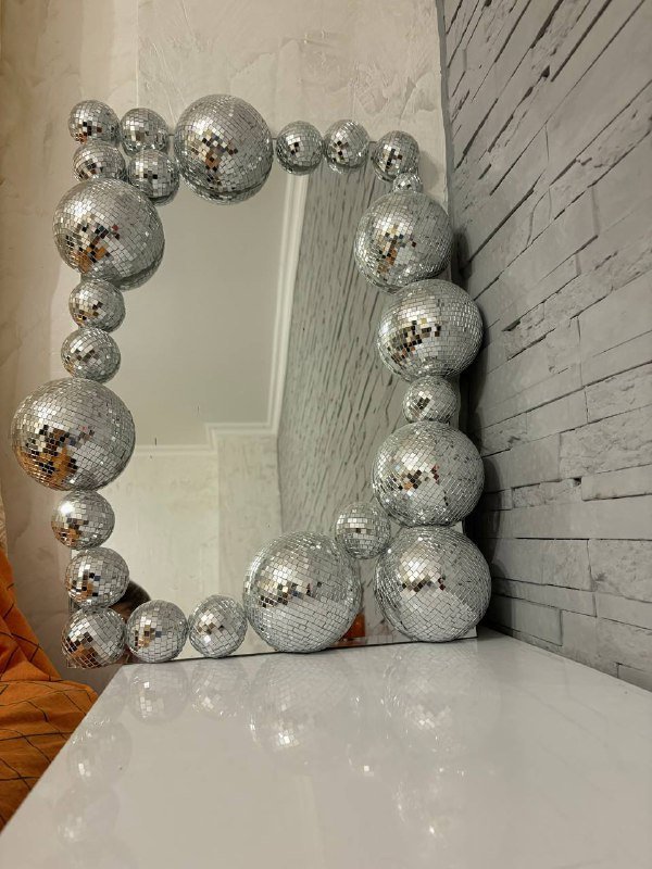 Зеркало с диско-шарами