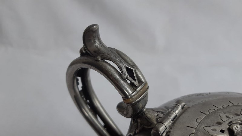 Старинный серебристый чайник с узорами 8