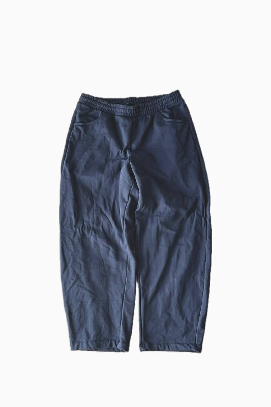 черная водолазка, белая водолазка, белая футболка, спорт штаны, свитер с открытыми плечами, свитер с горлом, джинсы 4