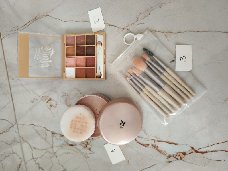 Косметика (палетка теней, кисти, пудра) в комплекте