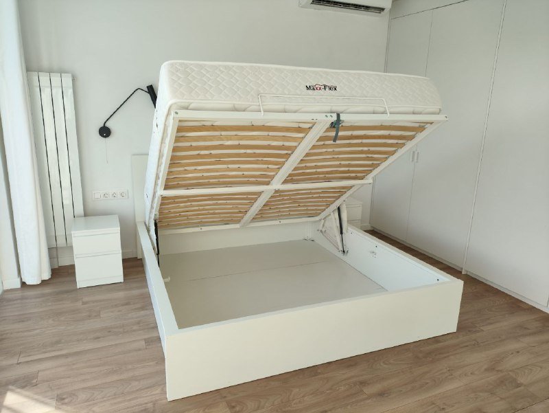 Кровать с подъемным механизмом, матрас, две тумбочки