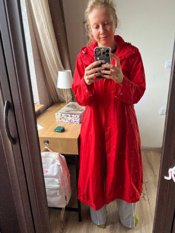 Дождевик-плащ красный женский 3