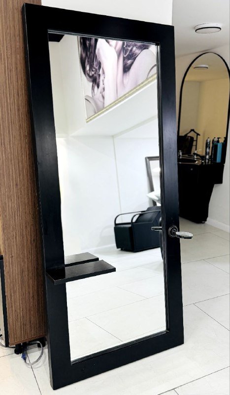 Зеркало для салона красоты в чёрной раме