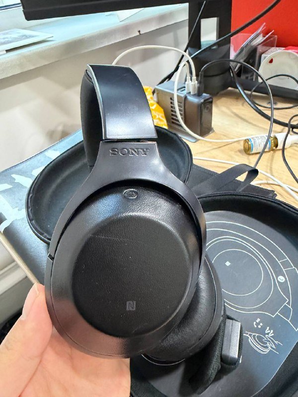 Наушники Sony MDR-1000X с чехлом и аксессуарами 2