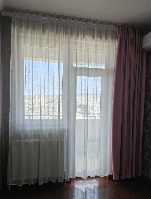 Тюль белая, тюль светло-коричневая, штора розовая