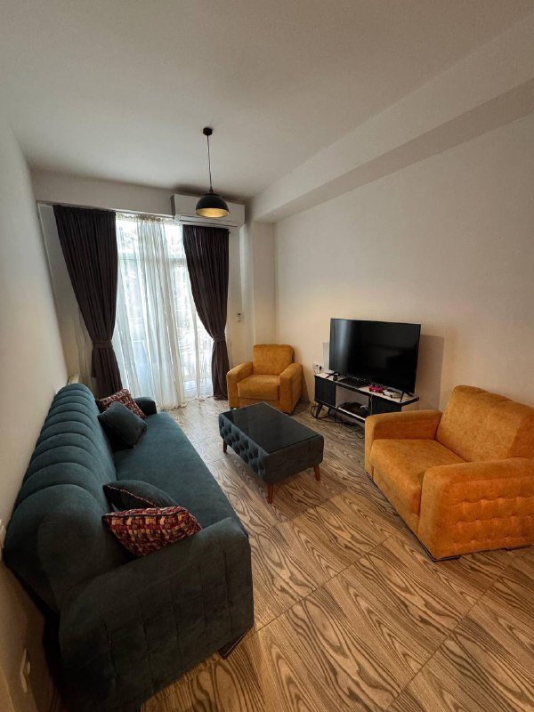 Диван, два кресла, журнальный столик, шторы 2