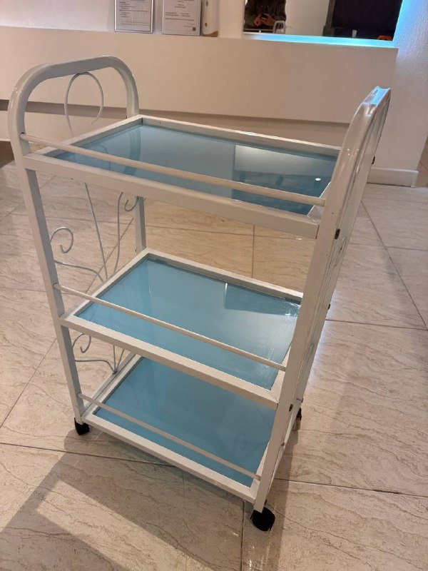 Медицинская косметологическая тележка из металла и стекла 4