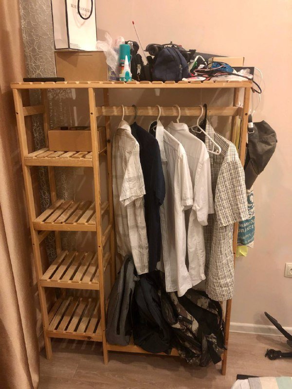 Деревянная стойка с полками и перекладиной для вешалок 2