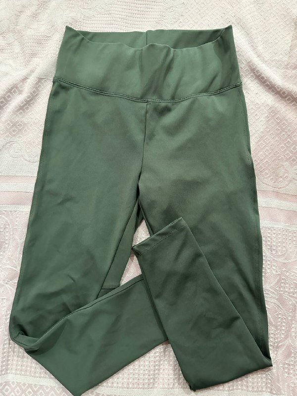 Топы М/L, юбка S, юбка-шорты М, леггинсы М, свитеры S и М, шарфы 5