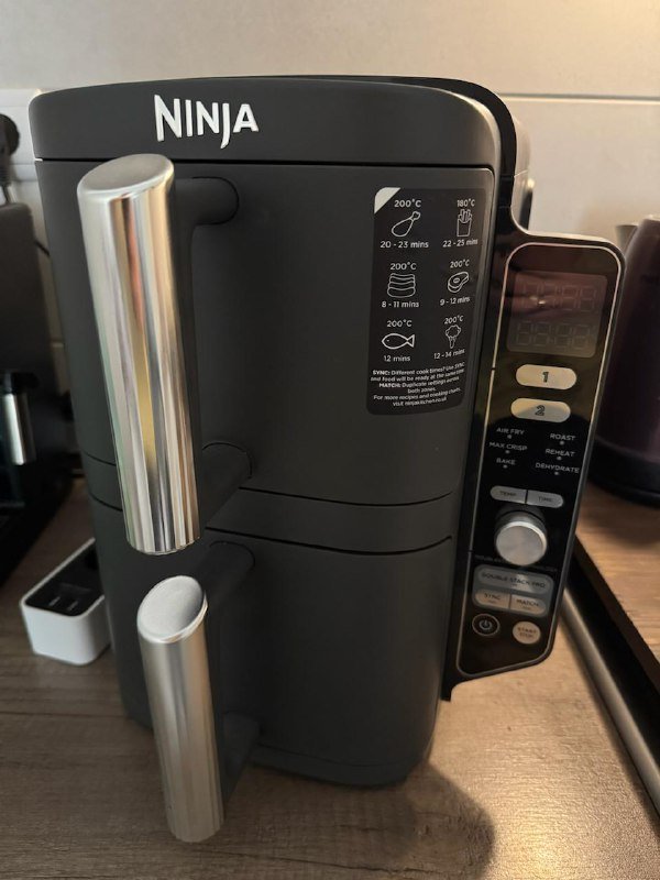 Офисное кресло, стол, лампа IKEA, стулья, кофемашина Nespresso, ботинки Salomon, фильтр Xiaomi, столик, аэрогриль