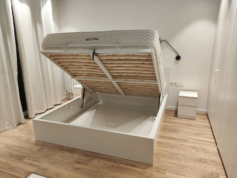 Кровать 200x180 с подъемным механизмом и матрасом, 2 тумбочки 2