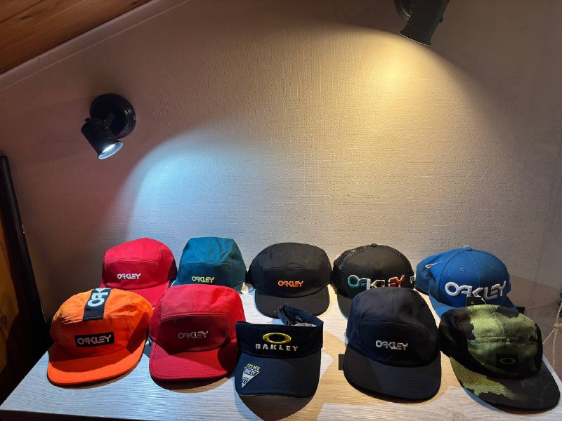 Кепки Oakley, оригинал, скидка от трех штук