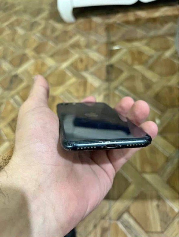 iPhone SE 2022 с оригинальным кабелем 4