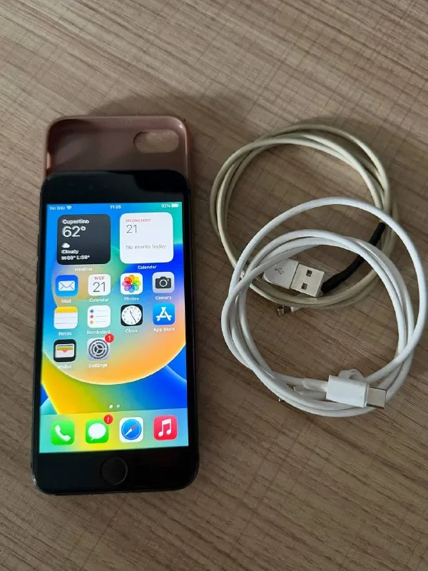 iPhone 8 64GB с чехлом и двумя кабелями 1