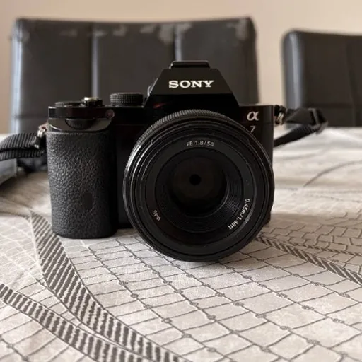 Камера Sony Alpha 7 с объективом Sony 50mm f1.8