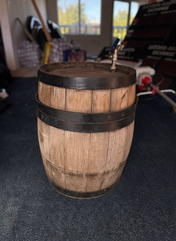 Барные стулья, бочка деревянная, двери, светильники, динамики, косилка, электронагреватель 4