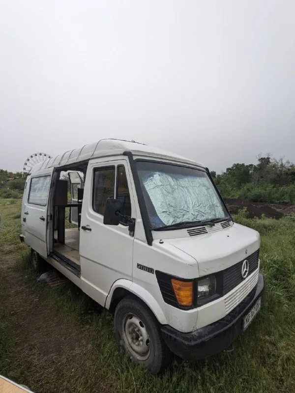 Mercedes-Benz 100D