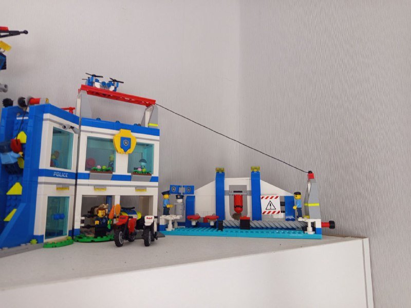 Лего: полицейский участок, машины, фотоаппарат, пожарная машина, Марвел, самолёт