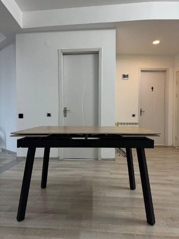 офисная мебель: столы, стулья, тумбочки, диван, доска 3