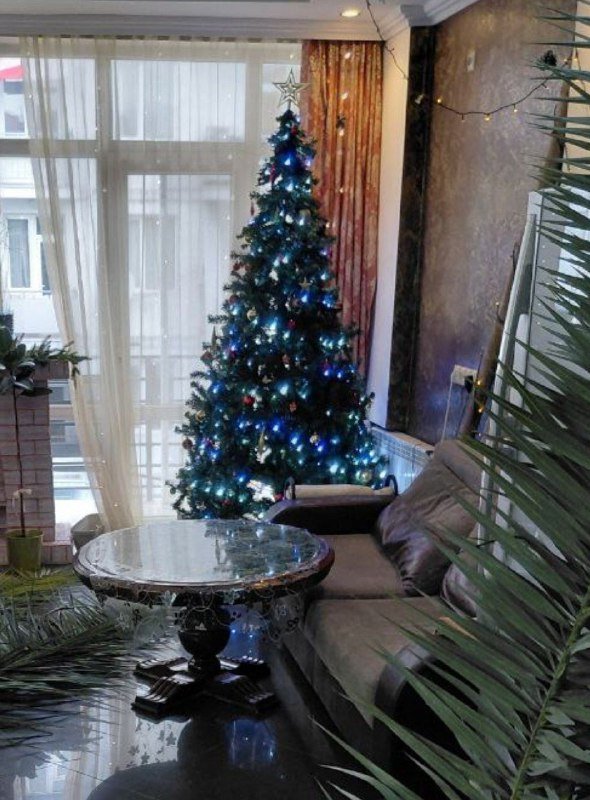 Искусственная ёлка 240см с гирляндами и украшениями