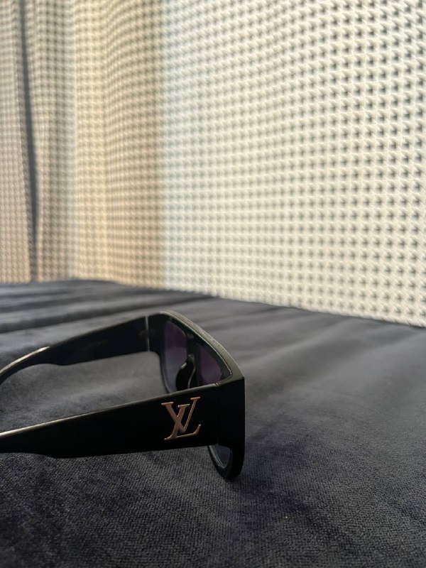 Очки Louis Vuitton оригинал черные с золотым логотипом 6