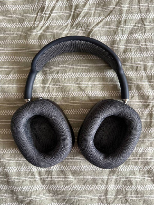 AirPods Max в черном цвете с проводом для зарядки 5