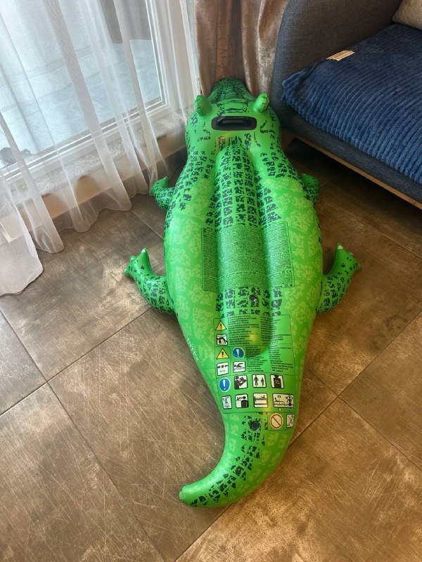 Аквашузы, Надувной матрас крокодил