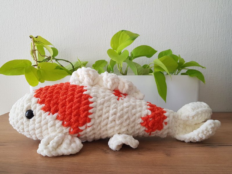 Вязаные игрушки котик, акула, карп кои белый и красный 6