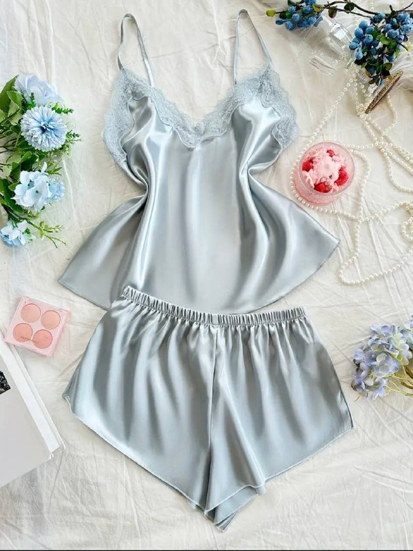 Мус пенка, лак для волос, пуховик Puma, термо кофты Columbia, ботинки, чехол для спонжа, ночнушка, чехол на фотоаппарат, колготы, кофта Ace 7