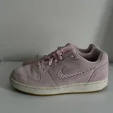 Women’s Nike sneakers 2