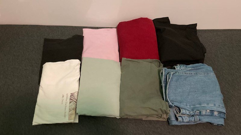 Футболки, джинсы и другая одежда