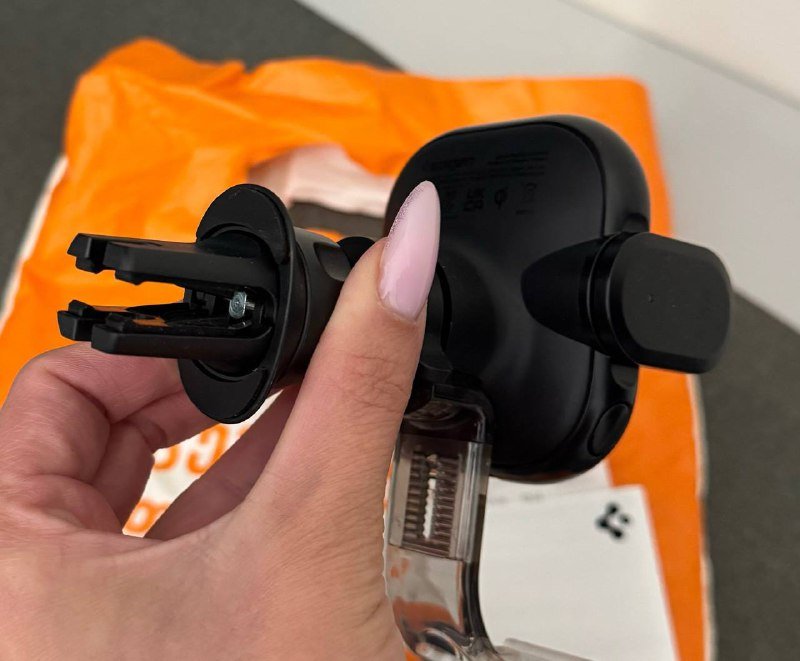 Автомобильный держатель с беспроводной зарядкой Spigen 3