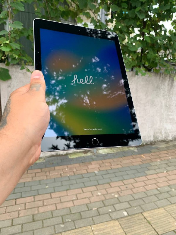 iPad 5th generation 32GB Wi-Fi Silver 2