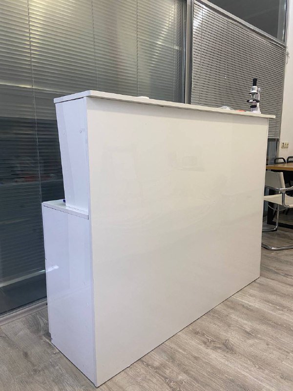 Стойка администратора белая