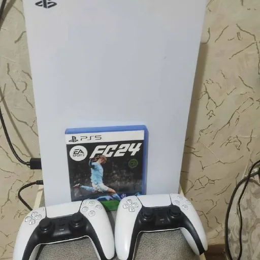 PlayStation 5 с джойстиками и FC24