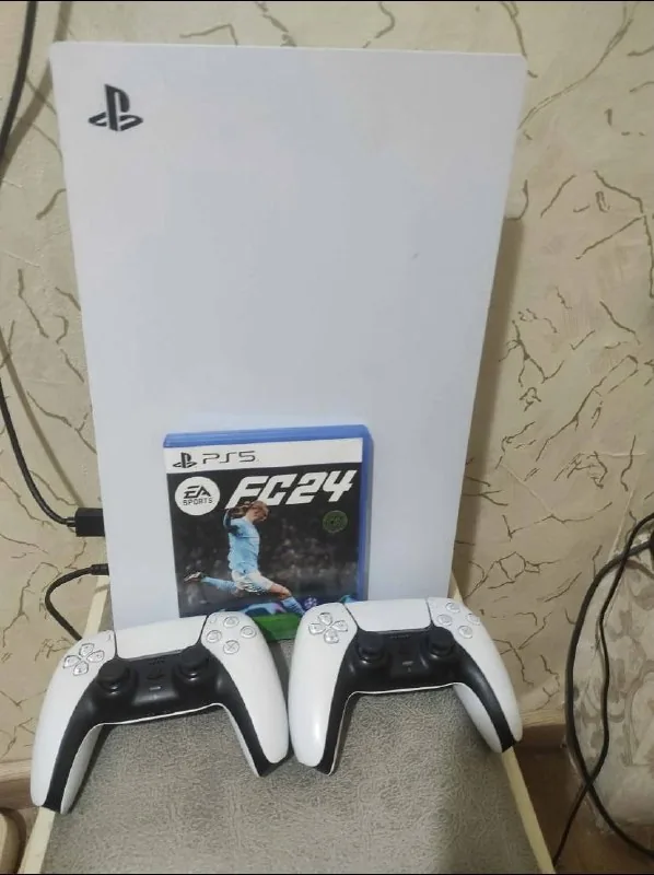 PlayStation 5 с джойстиками и FC24