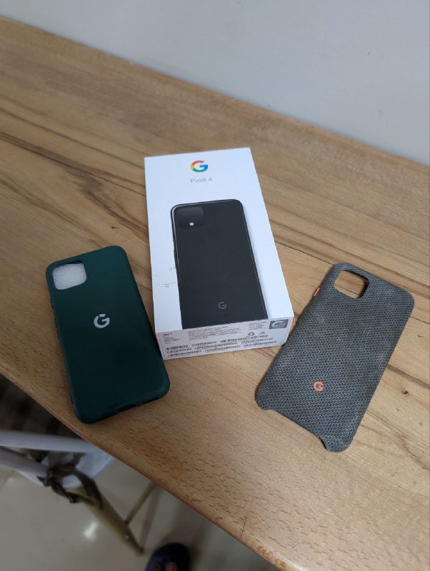 Коробка от Google Pixel 4 и два чехла