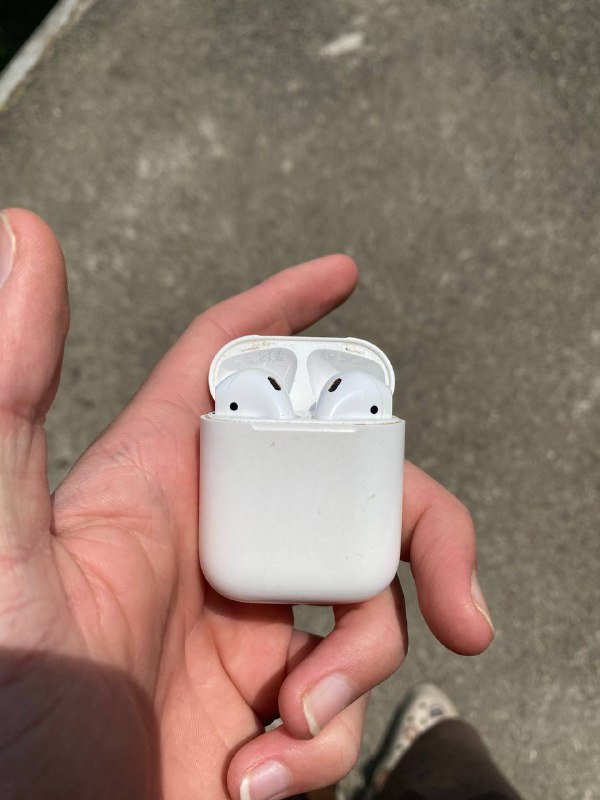 винтажная рубашка, наушники AirPods 2, кофта Adidas, полосатая поло-рубашка 3